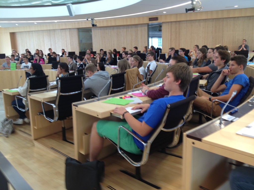 100 Schüler besetzen die derzeit 118 Sitze des Hessischen Landtages